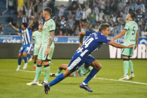 El defensa argentino del Alavés Nahuel Tenaglia (d) celebra su gol, segundo del equipo, durante el partido de la primera jornada de LaLiga que Deportivo Alavés y Levante UD disputaron en el estadio de Mendizorroza. EFE/ L. Rico
