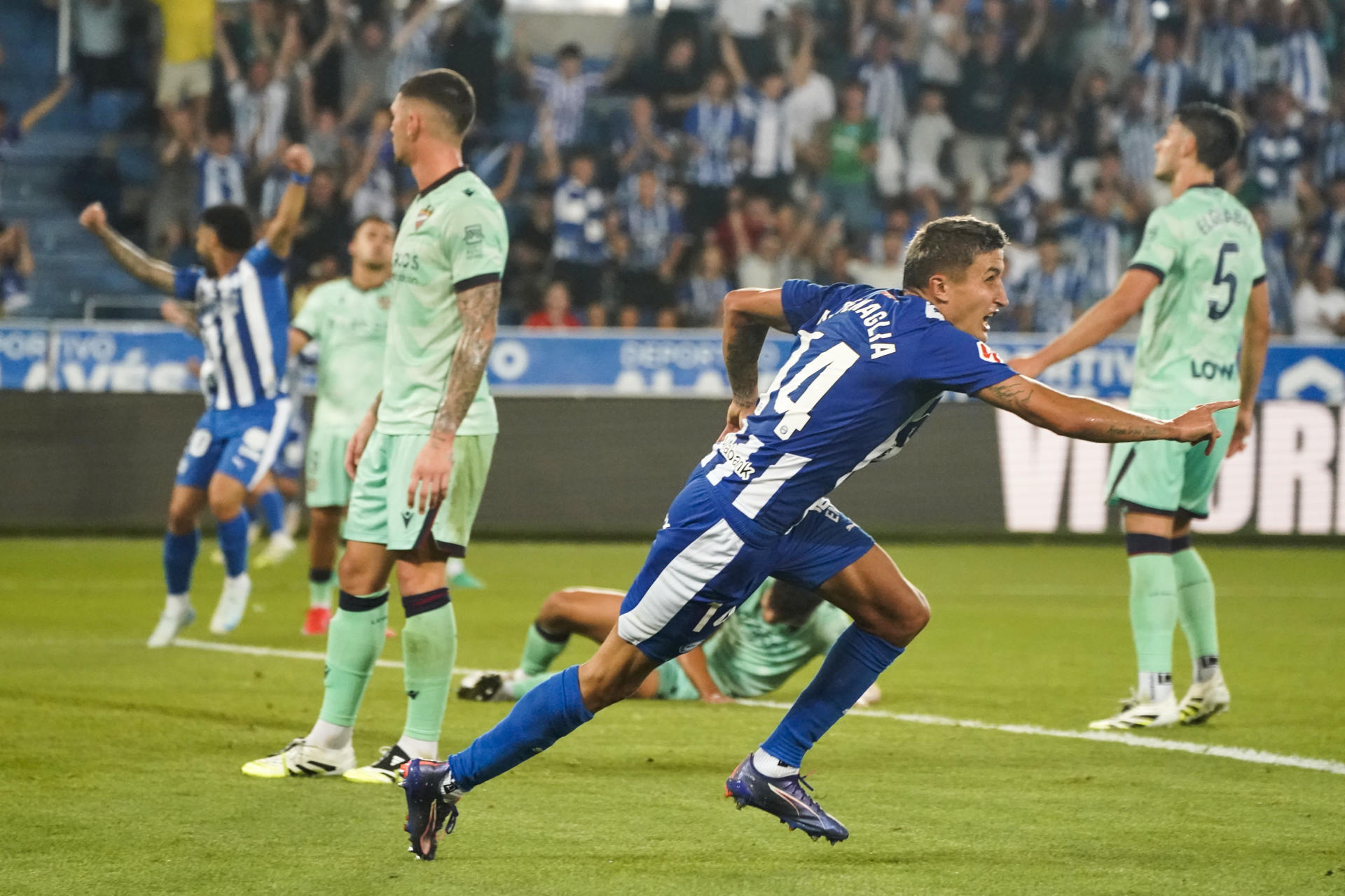 El defensa argentino del Alavés Nahuel Tenaglia (d) celebra su gol, segundo del equipo, durante el partido de la primera jornada de LaLiga que Deportivo Alavés y Levante UD disputaron en el estadio de Mendizorroza. EFE/ L. Rico