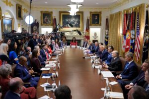 El presidente de Estados Unidos, Donald Trump (c-d), al encabezar este martes, 26 de agosto, una reunión con su gabinete de Gobierno, en la Casa Blanca, en Washington DC (EE.UU.) EFE/Aaron Schwartz/Pool
