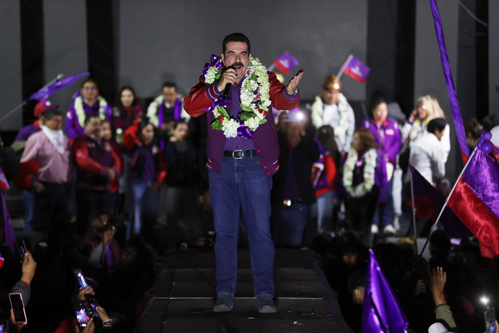 El candidato a la Presidencia de Bolivia por el partido APB Súmate, Manfred Reyes Villa, habla en su cierre de campaña electoral este lunes, en La Paz (Bolivia). EFE/Luis Gandarillas