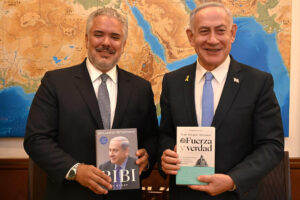 Fotografía tomada de la cuenta oficial de la red social X @IvanDuque del expresidente de Colombia Iván Duque (i) posando junto al primer mininistro de Israel, Benjamín Netanyahu, este lunes, en Jerusalén (Israel). EFE/ @IvanDuque
