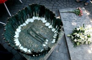 Fotografía de archivo de un homenaje póstumo que el Ejército chileno le rindió al General Carlos Prats, junto a su tumba en el Cementerio General, en Santiago de Chile. EFE/Iván Alvarado.