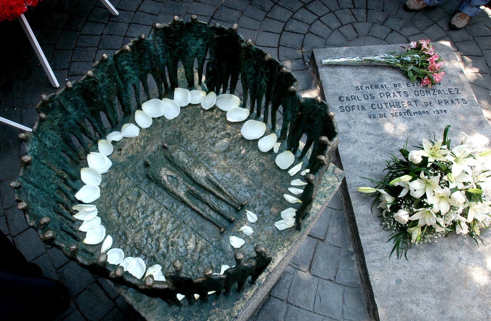 Fotografía de archivo de un homenaje póstumo que el Ejército chileno le rindió al General Carlos Prats, junto a su tumba en el Cementerio General, en Santiago de Chile. EFE/Iván Alvarado.