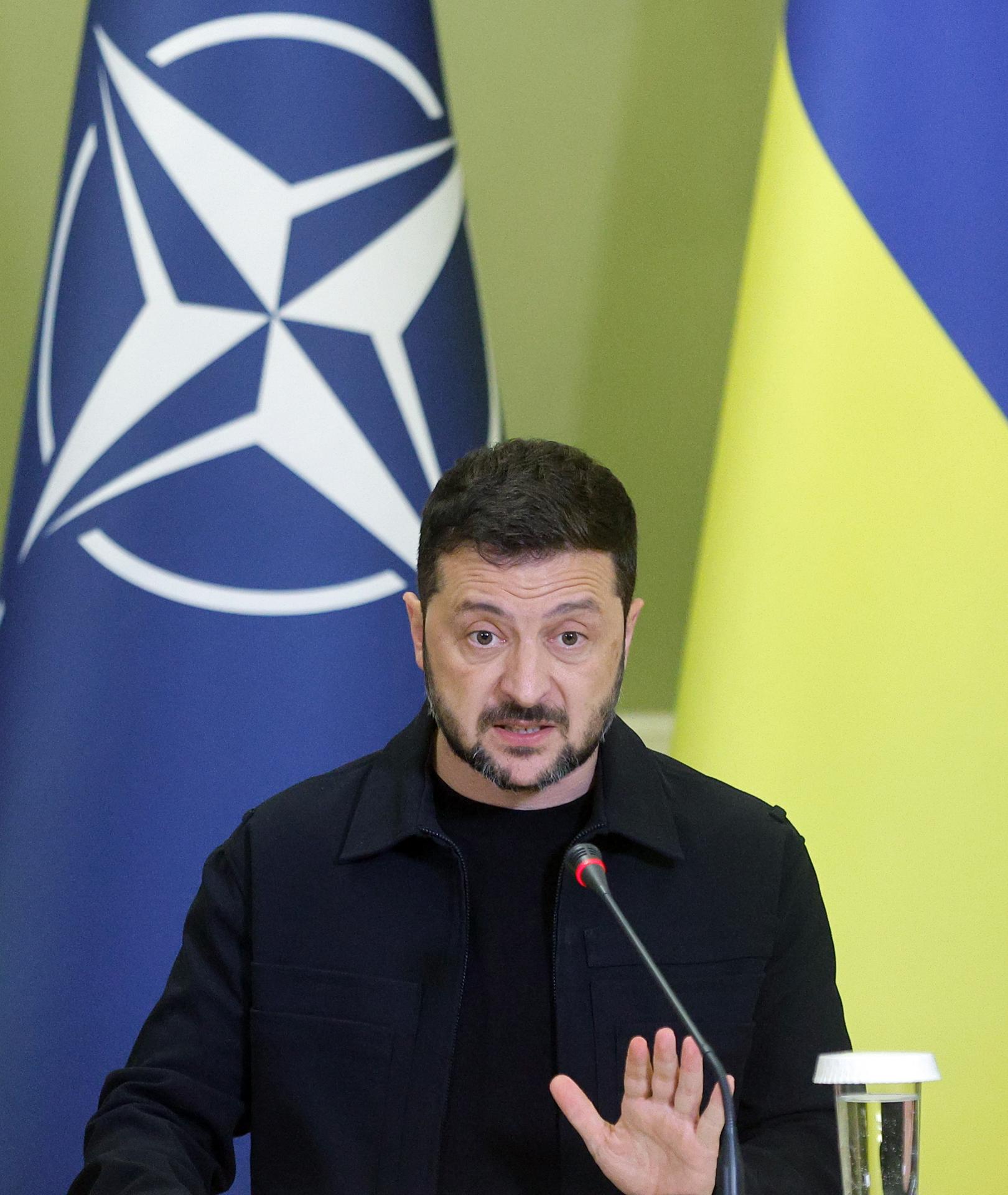 El presidente ucraniano Volodymyr Zelensky se dirige a una conferencia de prensa conjunta con el secretario general de la OTAN Mark Rutte (no se muestra en la imagen) tras su reunión en Kiev, Ucrania, el 22 de agosto de 2025. El secretario general de la OTAN Rutte llegó a Kiev para reunirse con altos funcionarios ucranianos, en medio de la invasión rusa en curso. (Ucrania, Kiev) EFE/EPA/SERGEY DOLZHENKO
