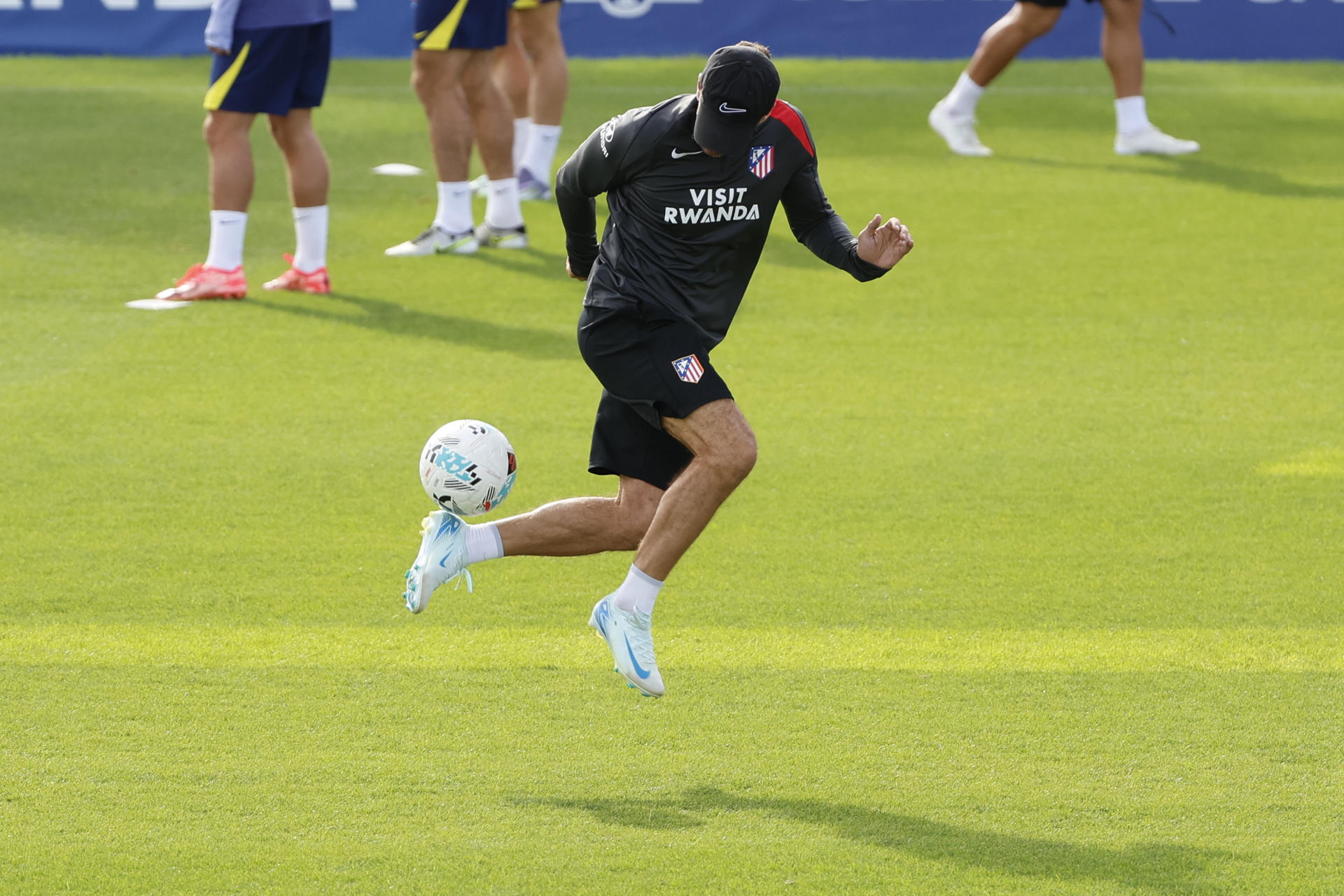 Simeone, durante el entrenamiento de este viernes. EFE/Mariscal