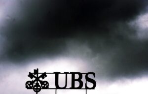 Imagen der archivo de una nube negra sobre el logo del banco suizo UBS en la sede de la entidad en Zúrich (Suiza). EFE/Walter Bieri