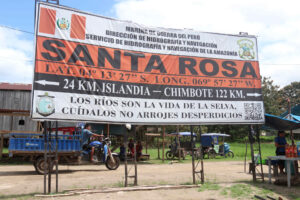 Fotografía de un letrero de la Marina de Guerra del Perú este miércoles, en la población de Santa Rosa, una isla en medio del río Amazonas bajo soberanía peruana, situada frente a la ciudad colombiana de Leticia, en la triple frontera amazónica con Brasil. EFE/ Stringer
