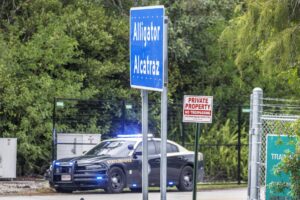 La Policía custodia la entrada al centro de detención Alligator Alcatraz en Ochopee, Florida. EFE/CRISTOBAL HERRERA-ULASHKEVICH