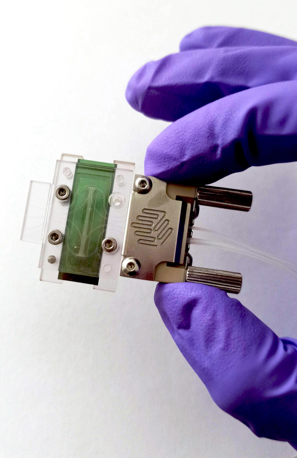 Los biosensores nanofotónicos ultrasensibles son diminutas "máquinas" -toda la estructura se sujeta con la punta de dos dedos- que permiten el diagnóstico precoz de infecciones ultrarresistentes, pero también de cánceres como el de ovario o pulmón. En la imagen, uno de estos biosensores encapsulado. EFE/Laura M. Lechuga, ICN2/CSIC. SOLO USO EDITORIAL