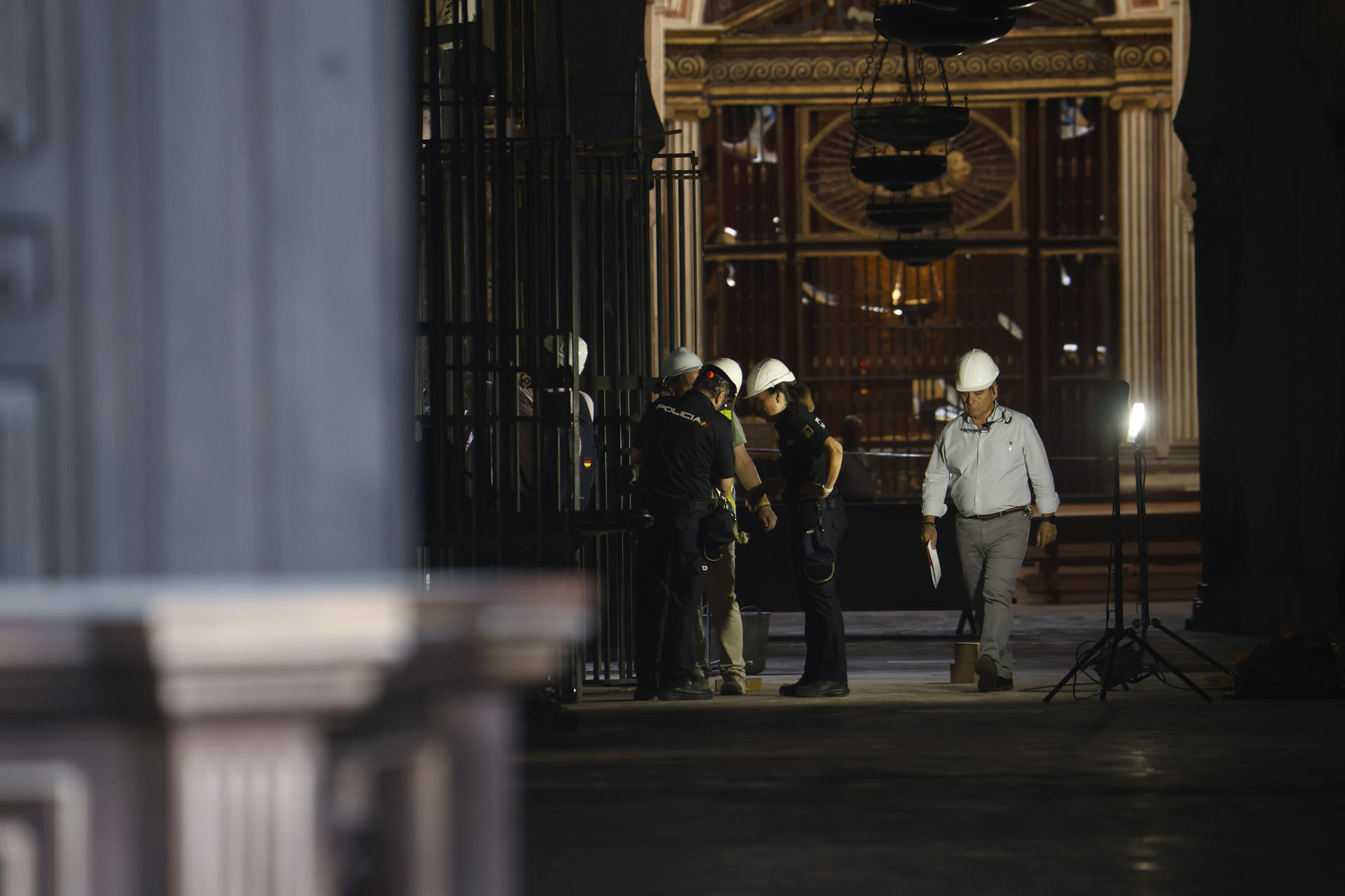 La Unidad de Policía Científica de la Policía Nacional junto a los arquitectos y técnicos de la Mezquita-Catedral están inspeccionando este lunes los daños sufridos en las cubiertas y en el interior del monumento después del incendio declarado en una de las capillas el pasado viernes. EFE/Salas
