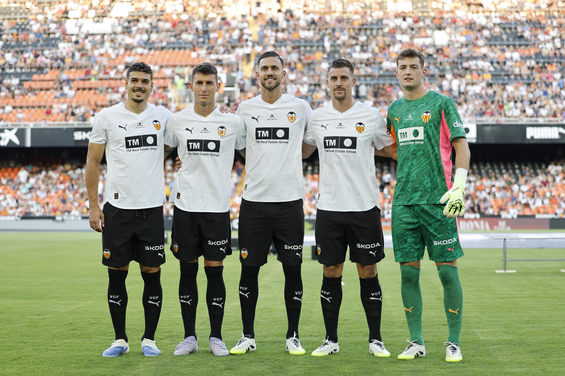 Los nuevos jugadores del Valencia Filip Ugrinic, Dani Raba, Copete, Baptiste Santamaría y Julen Aguirrezabal posan antes del partido del Trofeu Taronja que Valencia y Torino disputan este sábado en el estadio de Mestalla. EFE/ Ana Escobar