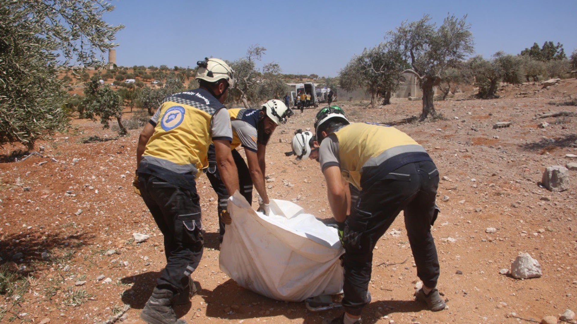 Miembros de la Defensa Civil Siria (Cascos Blancos) trabajan en las labores de rescate tras una explosión en la provincia de Idlib, en el noroeste de Siria, que deja por el momento al menos cuatro muertos y cinco heridos, mientras continúan las operaciones entre los escombros. EFE/ Defensa Civil Siria // SOLO USO EDITORIAL/SOLO DISPONIBLE PARA ILUSTRAR LA NOTICIA QUE ACOMPAÑA (CRÉDITO OBLIGATORIO)
