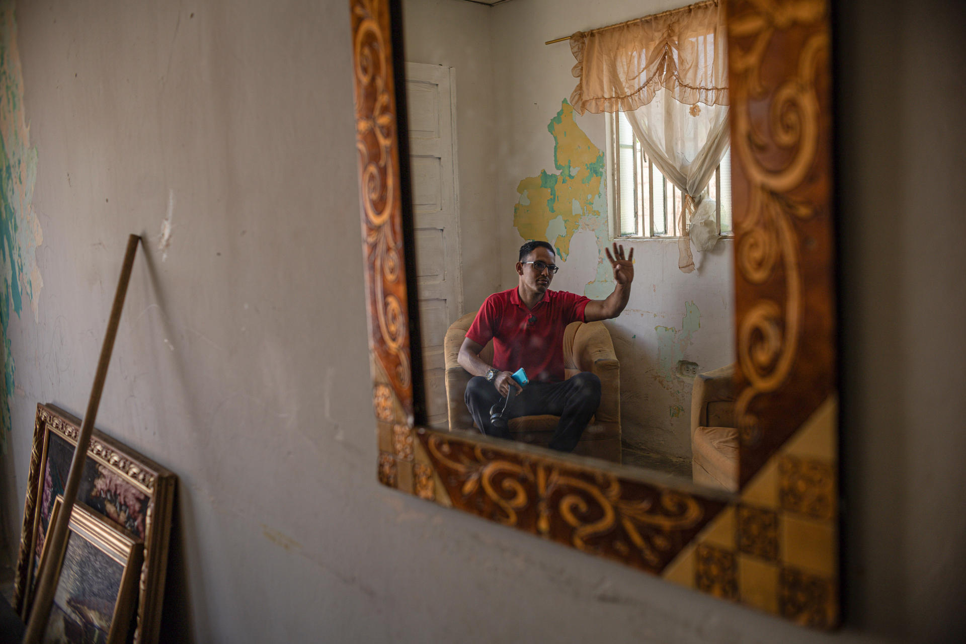 Richard Contreras, hijo del preso político venezolano Ruperto Contreras, fue captado en el reflejo de un espejo, durante una entrevista con EFE, en Maracaibo (Venezuela). EFE/Henry Chirinos