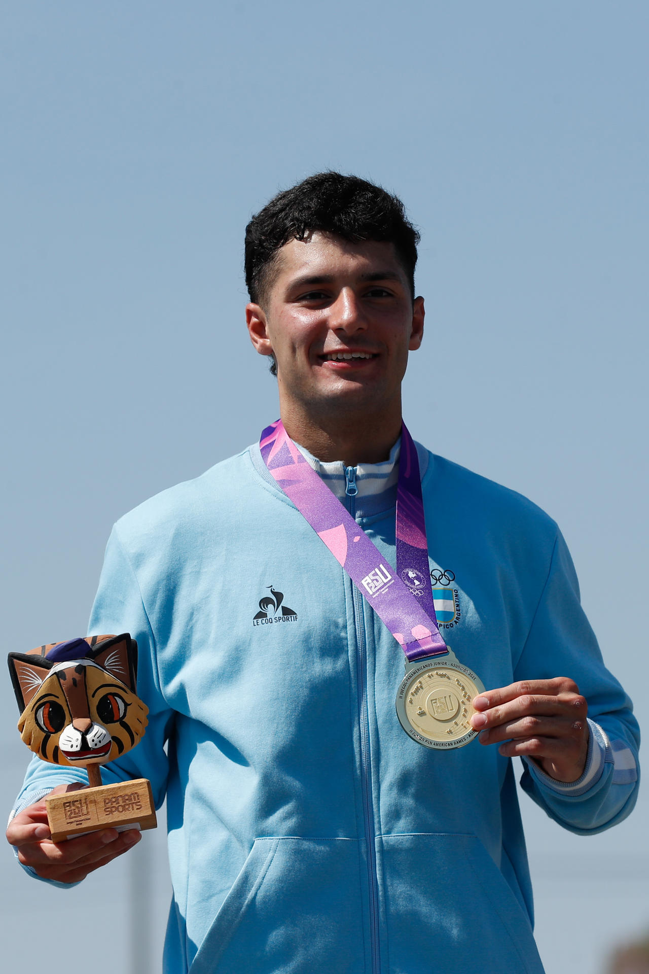 Federico Capello, de Argentina, posa con la medalla de oro durante la premiación del BMX racing en los II Juegos Panamericanos. EFE/Juan Pablo Pino