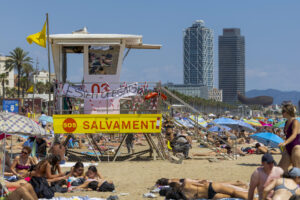 Mensajes de "Barcelona se ahoga" o "Estamos ahogados2 cuelgan de las casetas de socorrismo en las playas de Barcelona durante la huelga de socorristas este domingo, que está teniendo lugar estos días donde se reclama más derechos para los trabajadores. EFE/Marta Pérez