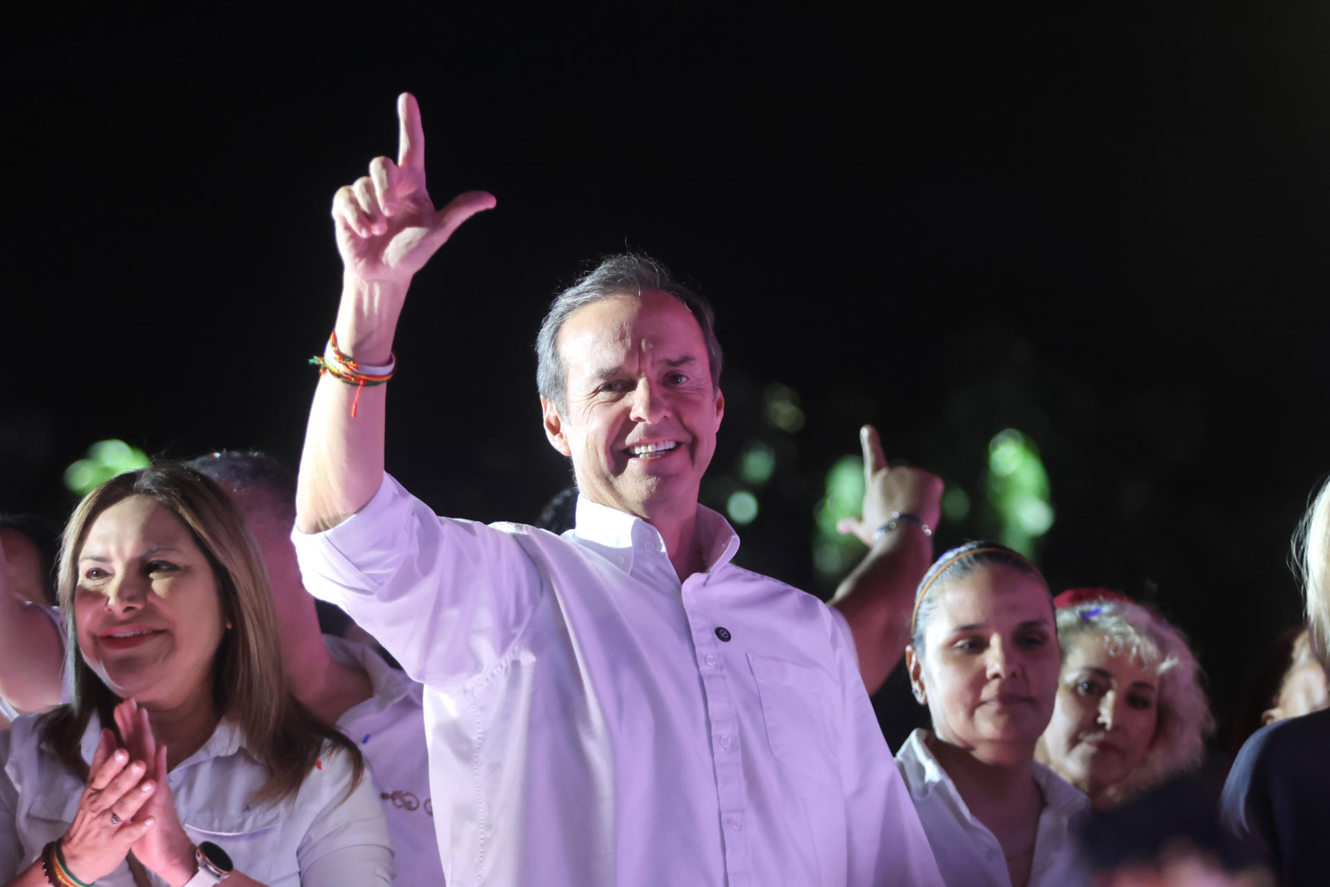 El candidato a la Presidencia de Bolivia por el partido Alianza Libre, Jorge 'Tuto' Quiroga, saluda en el cierre de su campaña electoral este martes, en Santa Cruz (Bolivia). EFE/Juan Carlos Torrejón
