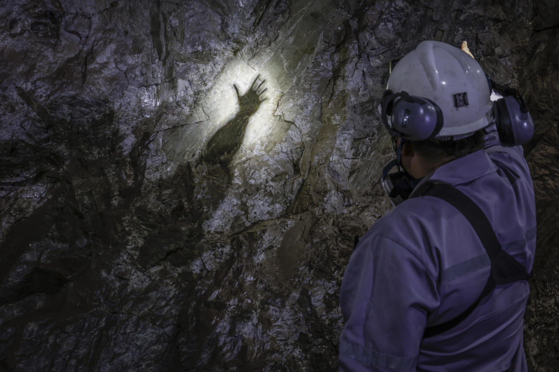 Un empleado de la Compañía Brasileira de Litio (CBL), observa un enorme cristal de espodumena en la mina Cachoeira, el 21 de agosto de 2025 en Araçuaí, Minas Gerais (Brasil). La creciente demanda mundial por litio, el principal componente de las baterías de los vehículos eléctricos, convirtió en un "El Dorado" al Valle del Jequitinhonha, una de las regiones más pobres de Brasil, pero dueña de las séptimas mayores reservas mundiales del mineral. EFE/André Coelho