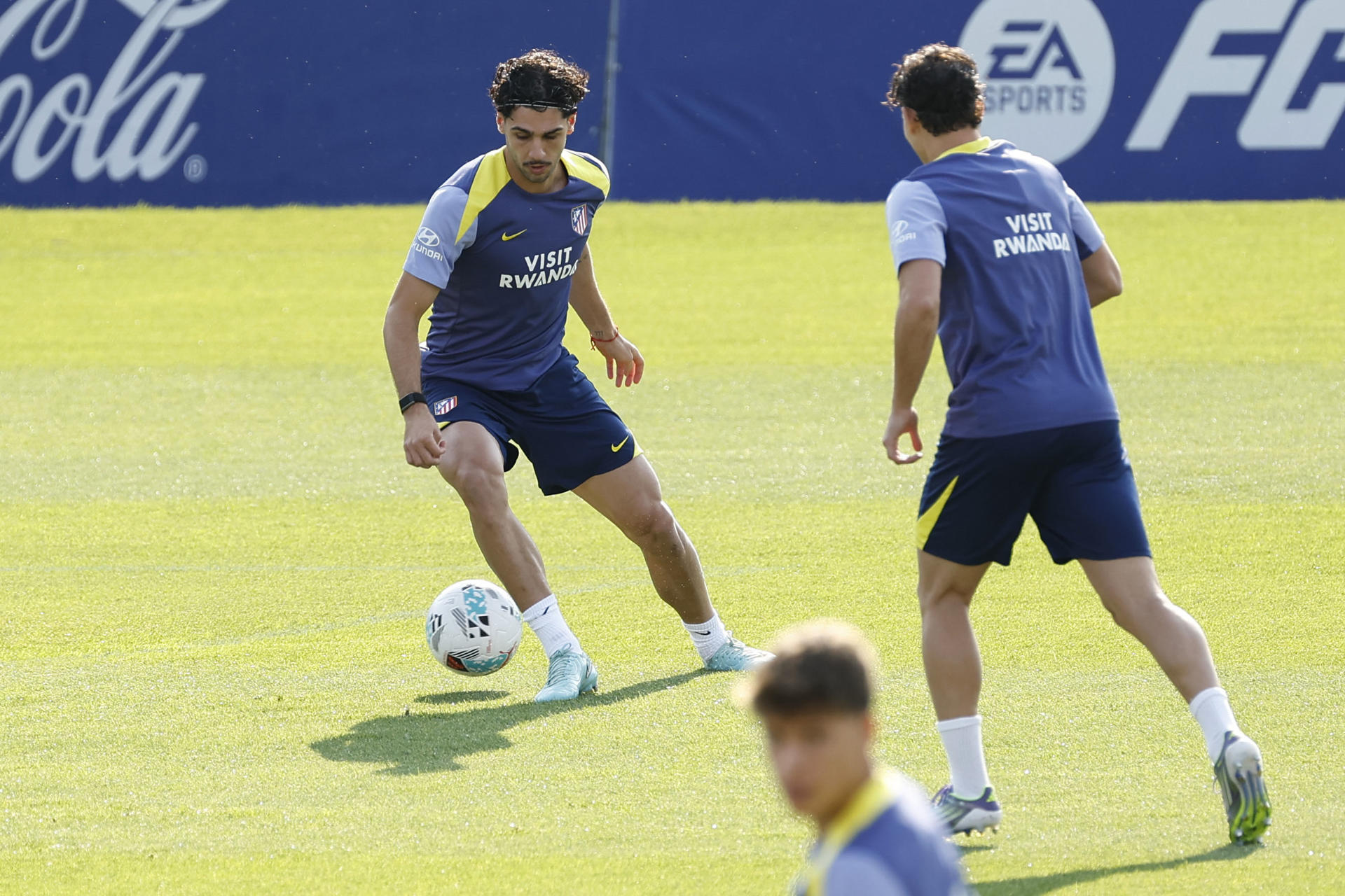 Johnny Cardoso, durante el entrenamiento. EFE/Chema Moya