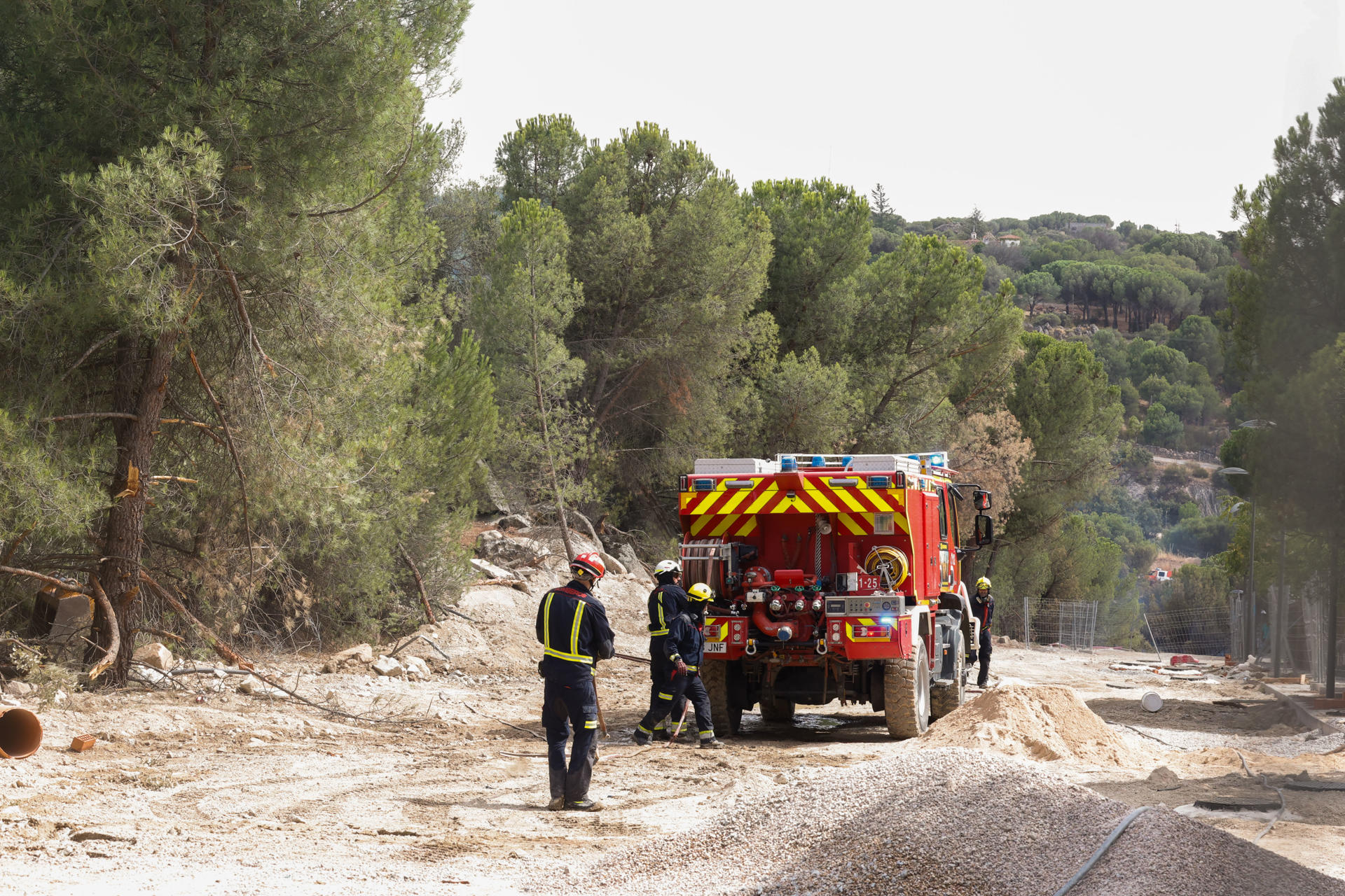 Bomberos en labores de extinción del incendio declarado este miércoles en la Urbanización Las Marías de Torrelodones, en Madrid. EFE/ J.P.Gandul