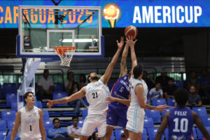 El argentino Juan Fernández (i) disputa en balón con el dominicano Victor Liz (c) este domingo partido de la tercera jornada de la FIBA AmeriCup 2025 en el Polideportivo Alexis Argüello de Managua. EFE/ STR