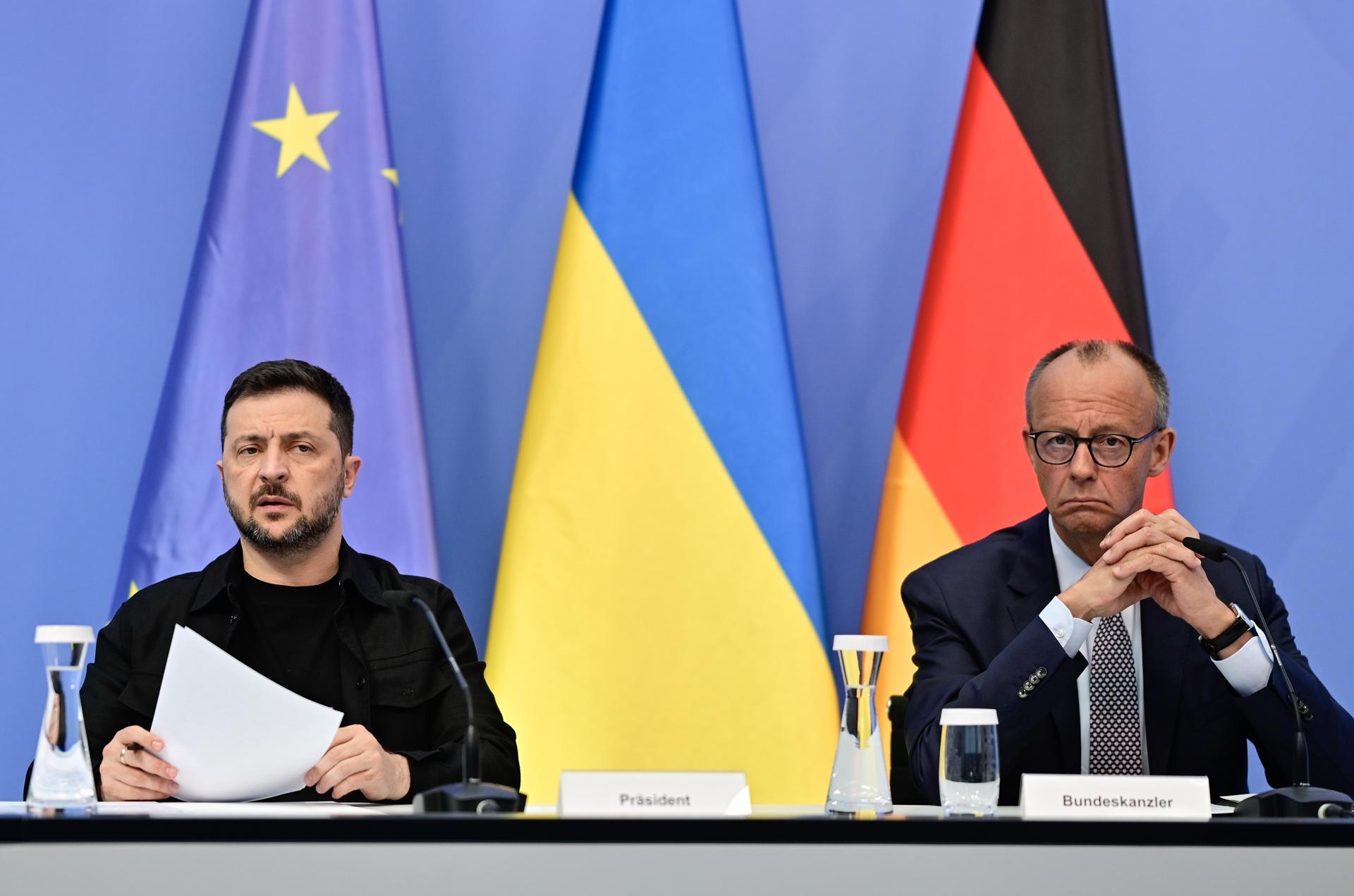 El presidente ucraniano, Volodymyr Zelensky (izq.), y el canciller alemán, Friedrich Merz (der.), asisten a una reunión en línea con otros líderes europeos para discutir la guerra en curso en Ucrania, en la Cancillería en Berlín, Alemania, el 13 de agosto de 2025. (Alemania, Ucrania) EFE/EPA/JOHN MACDOUGALL / POOL
