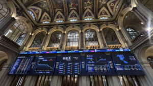 Varios paneles y monitores muestran en el parqué madrileño la evolución de la Bolsa española, que cierra este jueves con una subida del 1,24 % y escala hasta los 15.200 puntos, situándose en los 15.206,4 enteros.  EFE/ Altea Tejido Sánchez