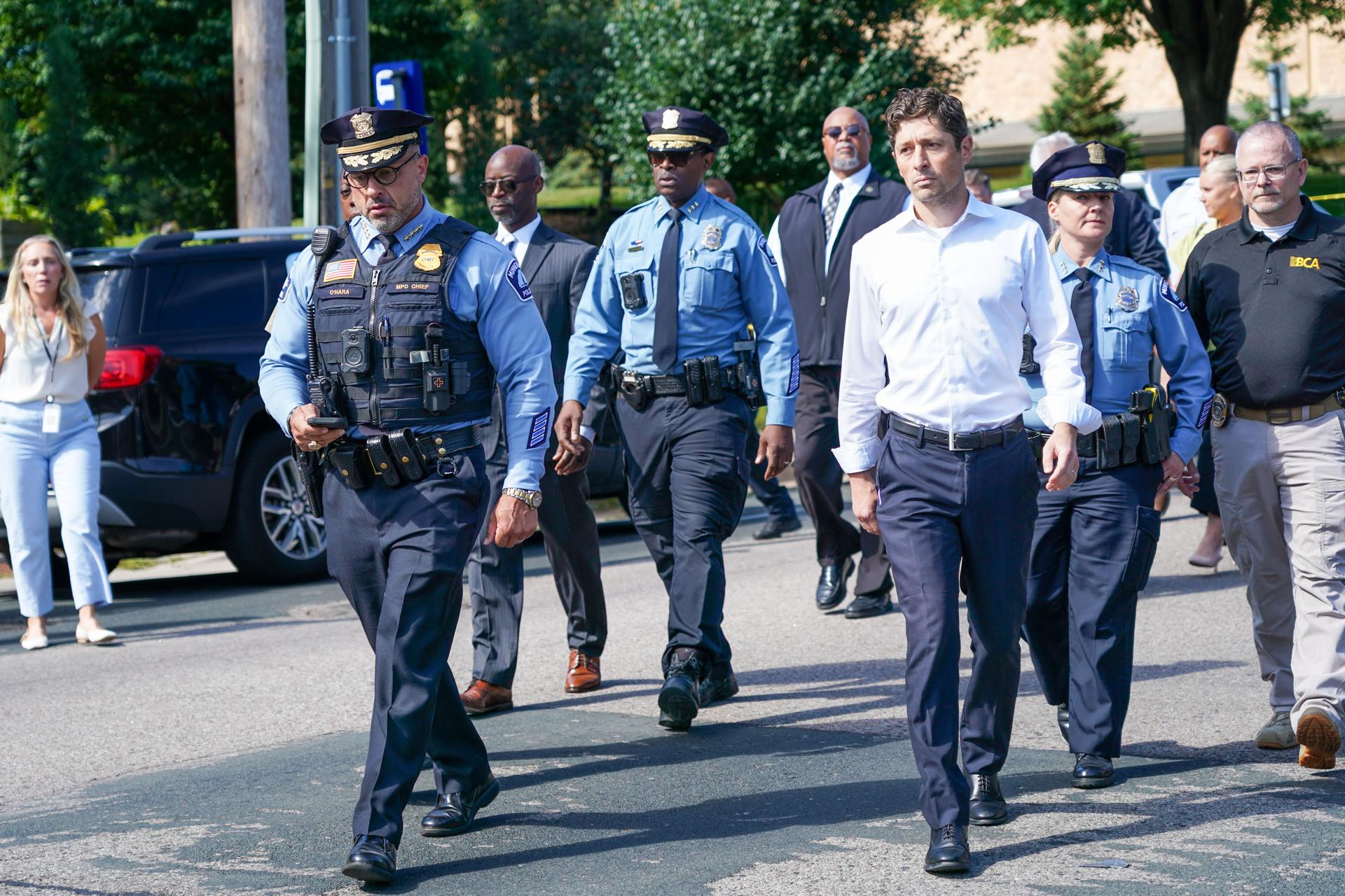 El jefe de policía de Minneapolis, Brian O'Hara (centro), y el alcalde Jacob Frey (derecha) ofrecen una conferencia de prensa en Minneapolis, Minnesota, EE. UU., el 27 de agosto de 2025. EFE/CRAIG LASSIG
