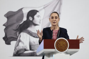 La presidenta de México, Claudia Sheinbaum, participa este viernes durante su conferencia de prensa matutina  en Palacio Nacional de la Ciudad de México (México). EFE/José Méndez