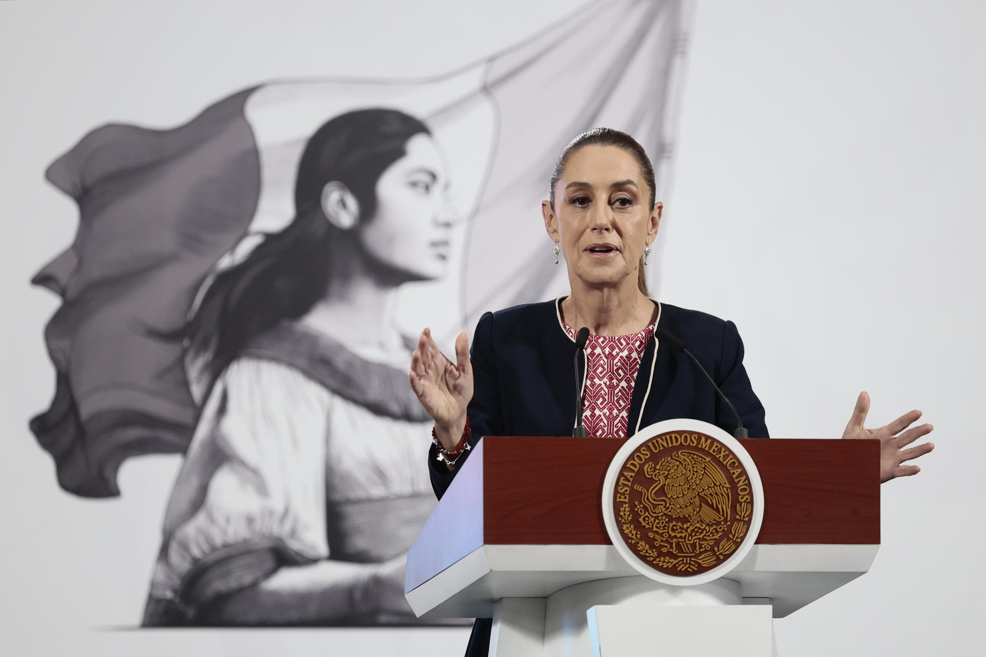 La presidenta de México, Claudia Sheinbaum, participa este viernes durante su conferencia de prensa matutina  en Palacio Nacional de la Ciudad de México (México). EFE/José Méndez