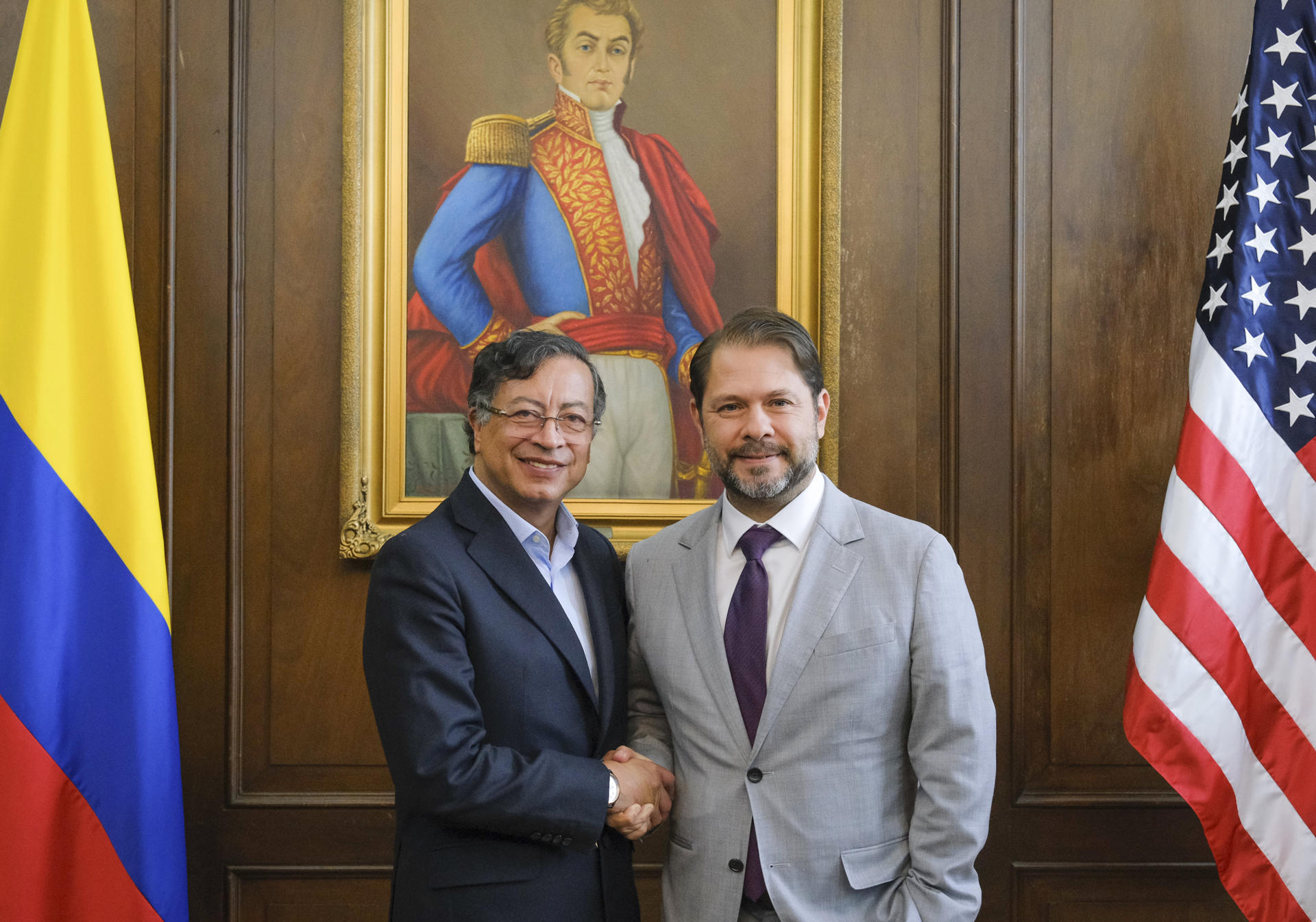 Fotografía cedida por la Presidencia de Colombia de su mandatario, Gustavo Petro (i), junto al senador estadounidense Rubén Gallego este viernes, en Bogotá (Colombia). EFE/ Presidencia de Colombia
