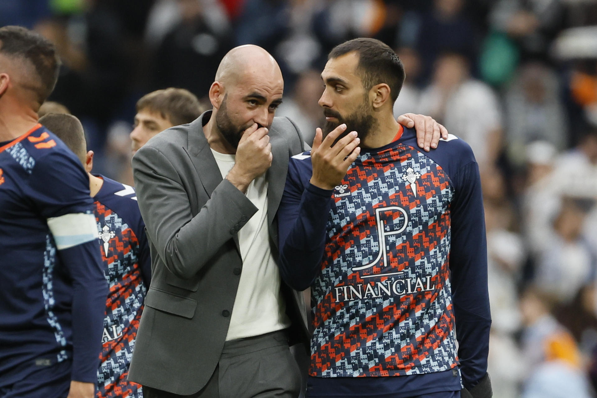 El entrenador del Celta, Claudio Giráldez (i), habla con su jugador Borja Iglesias en foto de archivo de Ballesteros. EFE