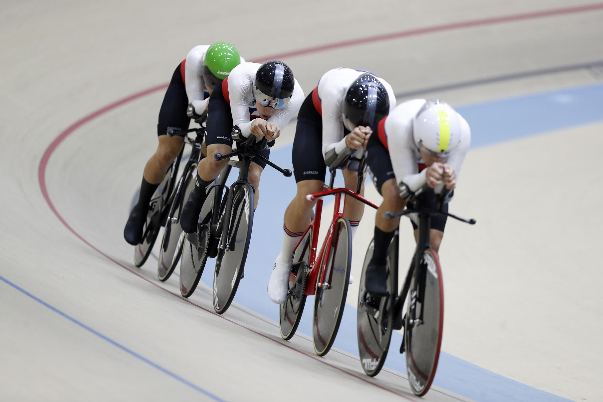 Integrantes del equipo de Chile compiten en la categoría de ciclismo de pista persecución por equipos masculino, durante los II Juegos Panamericanos Junior ASU 2025 este martes, en Luque (Paraguay). EFE/Juan Pablo Pino
