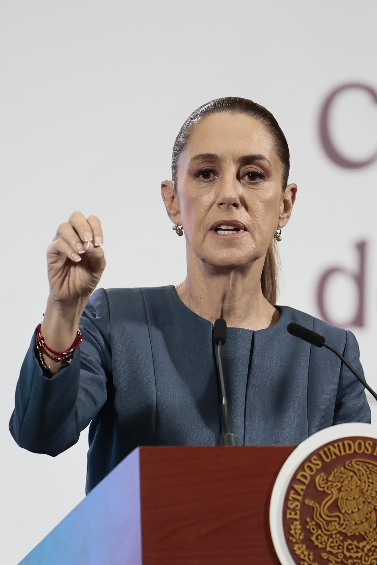 La presidenta de México, Claudia Sheinbaum, habla durante una rueda de prensa este miércoles, en el Palacio Nacional de Ciudad de México (México). EFE/José Méndez
