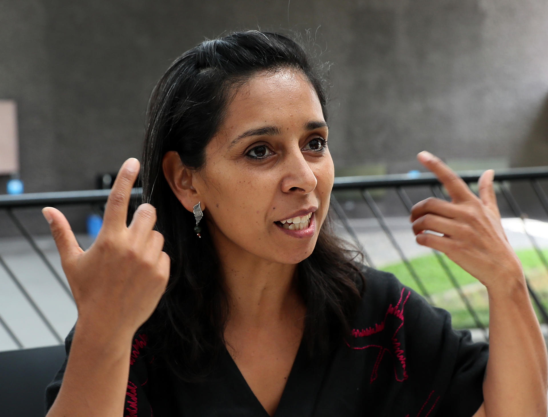 La directora del documental 'Formas de atravesar un territorio', Gabriela Domínguez, habla en una entrevista con EFE este viernes, en la Ciudad de México (México). EFE/ Mario Guzmán