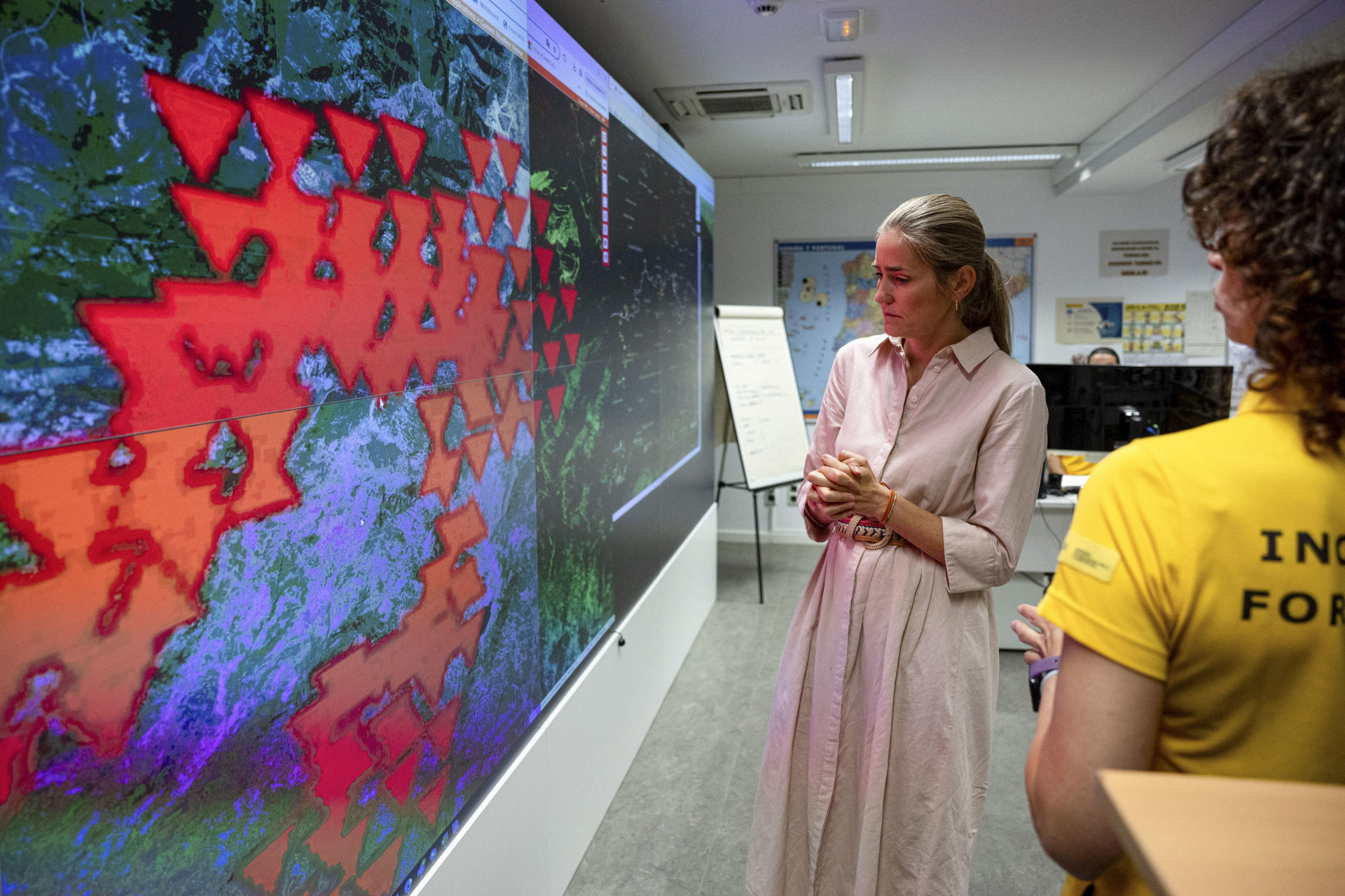 La vicepresidenta tercera y ministra para la Transición Ecológica y el Reto Demográfico, Sara Aagesen (i), tras visitar el Centro de Coordinación de la Información Nacional sobre Incendios Forestales (CCINIF), este lunes, en Madrid. EFE/ Daniel González