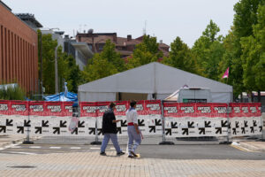 Vista de diversos carteles pidiendo la vuelta de los presos de ETA al País Vasco, en Vitoria. EFE/ Adrian Ruiz Hierro