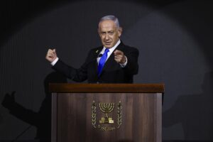 El primer ministro israelí Benjamin Netanyahu pronuncia un discurso durante la recepción del Día de la Independencia de EE.UU. organizada por Newsmax, en el hotel Waldorf Astoria de Jerusalén, el 13 de agosto de 2025. EFE/EPA/Ronen Zvulun / POOL
