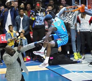 Hamidou Diallo (D), entonces salta sobre Shaquille O'Neal y machaca el aro, durante el concurso de mates de la NBA que se adjudicó en 2019. EFE/EPA/JOHN G MABANGLO