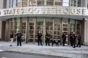 Oficiales del Departamento de Seguridad Nacional patrullan afuera de una audiencia de declaración de culpabilidad para el fundador del Cartel de Sinaloa, Ismael Zambada García, conocido como El Mayo, en el Tribunal del Distrito Este de Nueva York, en Brooklyn. EFE/Olga Fedorova