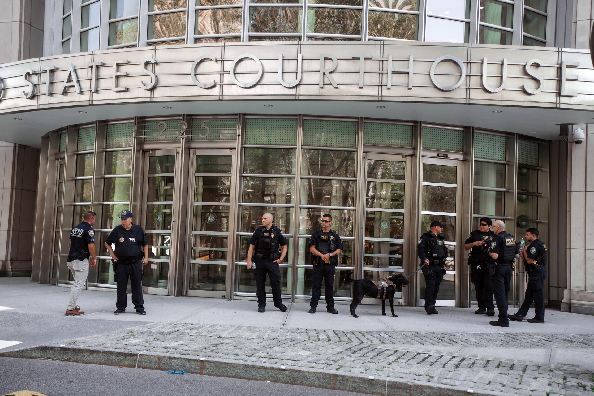 Oficiales del Departamento de Seguridad Nacional patrullan afuera de una audiencia de declaración de culpabilidad para el fundador del Cartel de Sinaloa, Ismael Zambada García, conocido como El Mayo, en el Tribunal del Distrito Este de Nueva York, en Brooklyn. EFE/Olga Fedorova