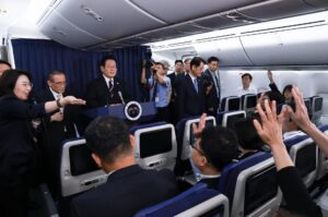 El presidente surcoreano, Lee Jae Myung (c, atrás), al conceder una rueda de prensa, a bordo del avión presidencial rumbo a Washington DC (EE.UU.). EFE/YONHAP