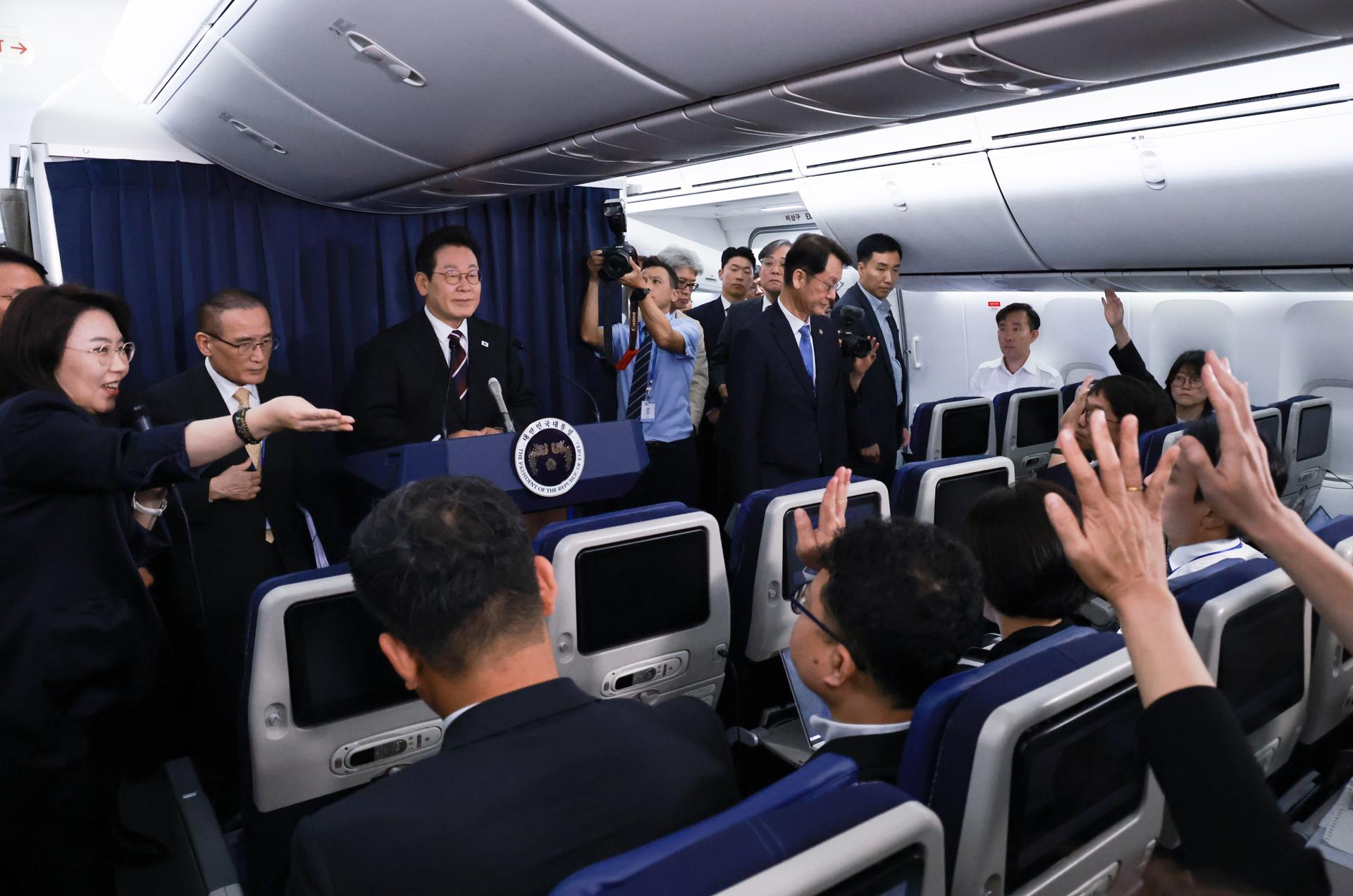 El presidente surcoreano, Lee Jae Myung (c, atrás), al conceder una rueda de prensa, a bordo del avión presidencial rumbo a Washington DC (EE.UU.). EFE/YONHAP