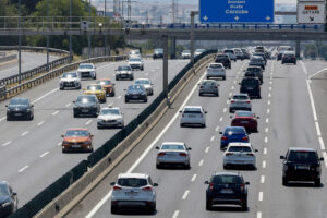 Vista de la salida y entrada de Madrid en la A4 este domingo. La Dirección General de Tráfico (DGT) finaliza este domingo la operación especial 1º de agosto en la que ha previsto 6,9 millones de desplazamientos por carretera desde las tres de la tarde del viernes.-EFE/ J.P. Gandul