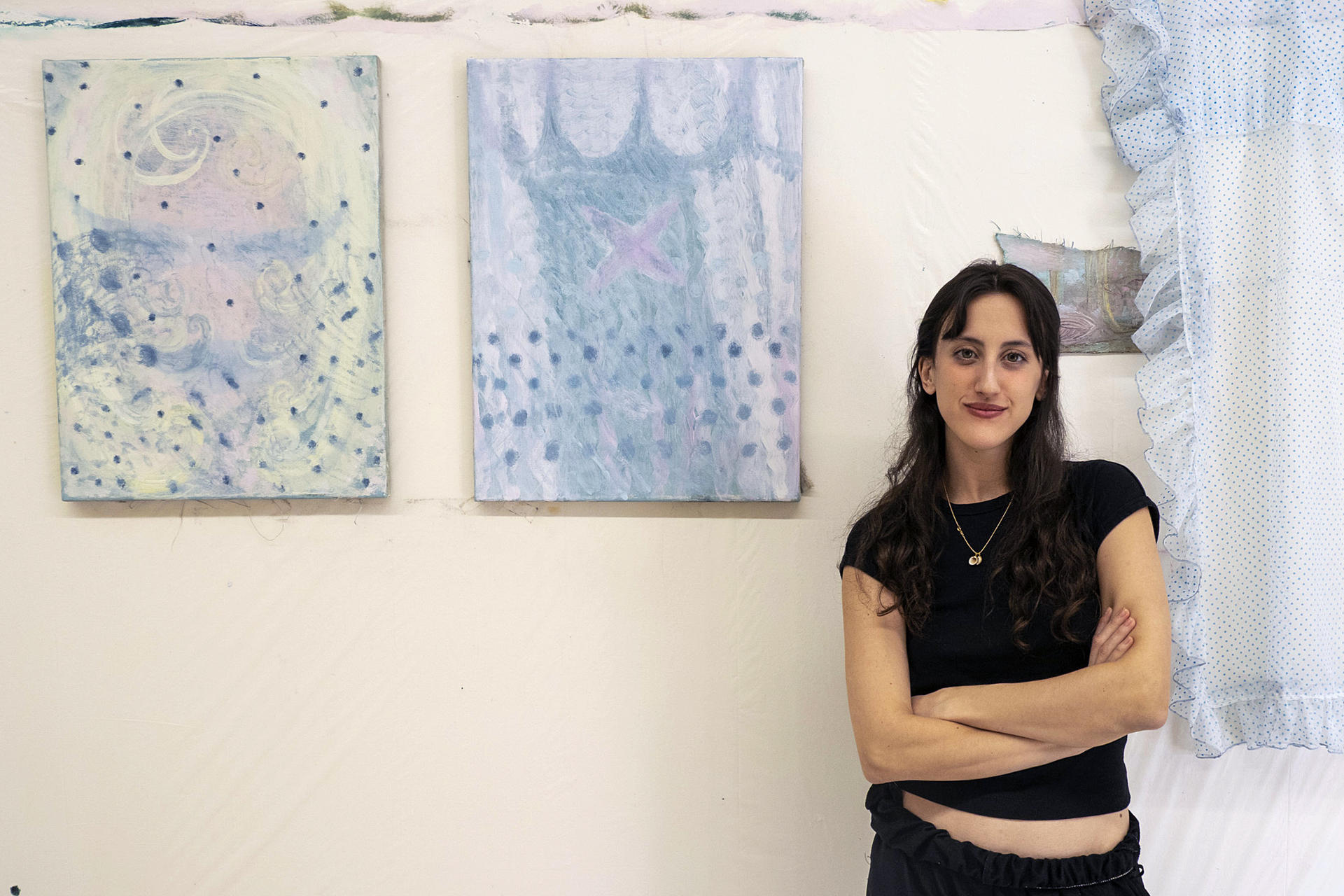 María, Fran, Ilaria, Perla o Álvaro viven juntos en una casa del Casco Antiguo de Cuenca; pero no es una vivienda cualquiera, sino el centro de creadores contemporáneos de Cuenca 4C, ni ellos son unos jóvenes cualquiera, sino pintoras, escritores o investigadoras que forman parte de este proyecto de "fecundación cruzada". EFE/ José del Olmo