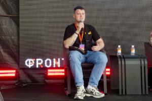 El poeta y veterano de guerra ucraniano Artur Dron cuenta en una entrevista con EFE cómo su experiencia en el frente hizo más afilados y auténticos sus versos, y reflexiona sobre el papel de la literatura a la hora de hacer entender a otros países el momento que vive su país. EFE/ Marcel Gascón