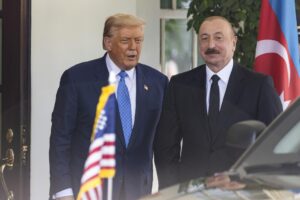 El presidente de Estados Unidos, Donald Trump (izq.), recibe a su homólogo de Azerbaiyán, Ilham Aliyev (der.), en la Casa Blanca. EFE/Jim Lo Scalzo