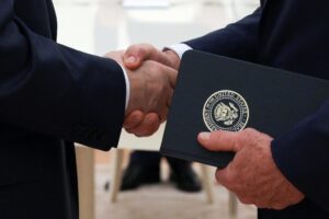 El presidente ruso, Vladimir Putin (izq.), y el enviado especial de Estados Unidos para Oriente Medio, Steve Witkoff, se estrechan la mano antes de una reunión en el Kremlin en Moscú, Rusia, el 6 de agosto de 2025. ( (Rusia, Moscú) EFE/EPA/GAVRIIL GRIGOROV / SPUTNIK / KREMLIN POOL MANDATORY CREDIT