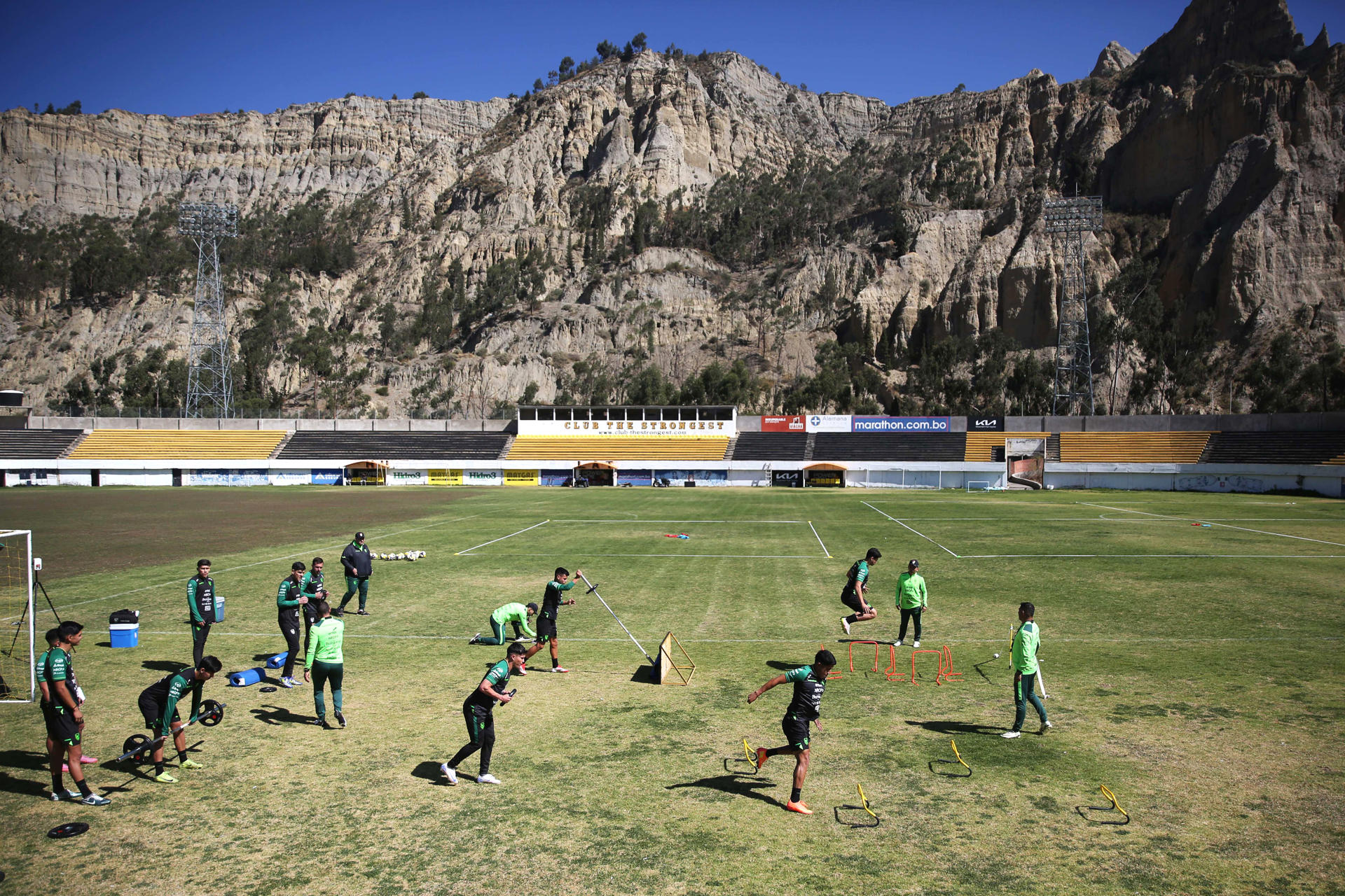 Jugadores de la selección boliviana de fútbol participan durante un entrenamiento, previo al partido que jugarán ante Brasil por las eliminatorias suamericanas del Mundial 2026, este jueves en La Paz (Bolivia). EFE/Luis Gandarillas
