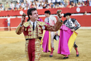 El diestro Fabio Jiménez corta dos orejas este viernes, durante la feria taurina de Alfaro (La Rioja). EFE/ Raquel Manzanares