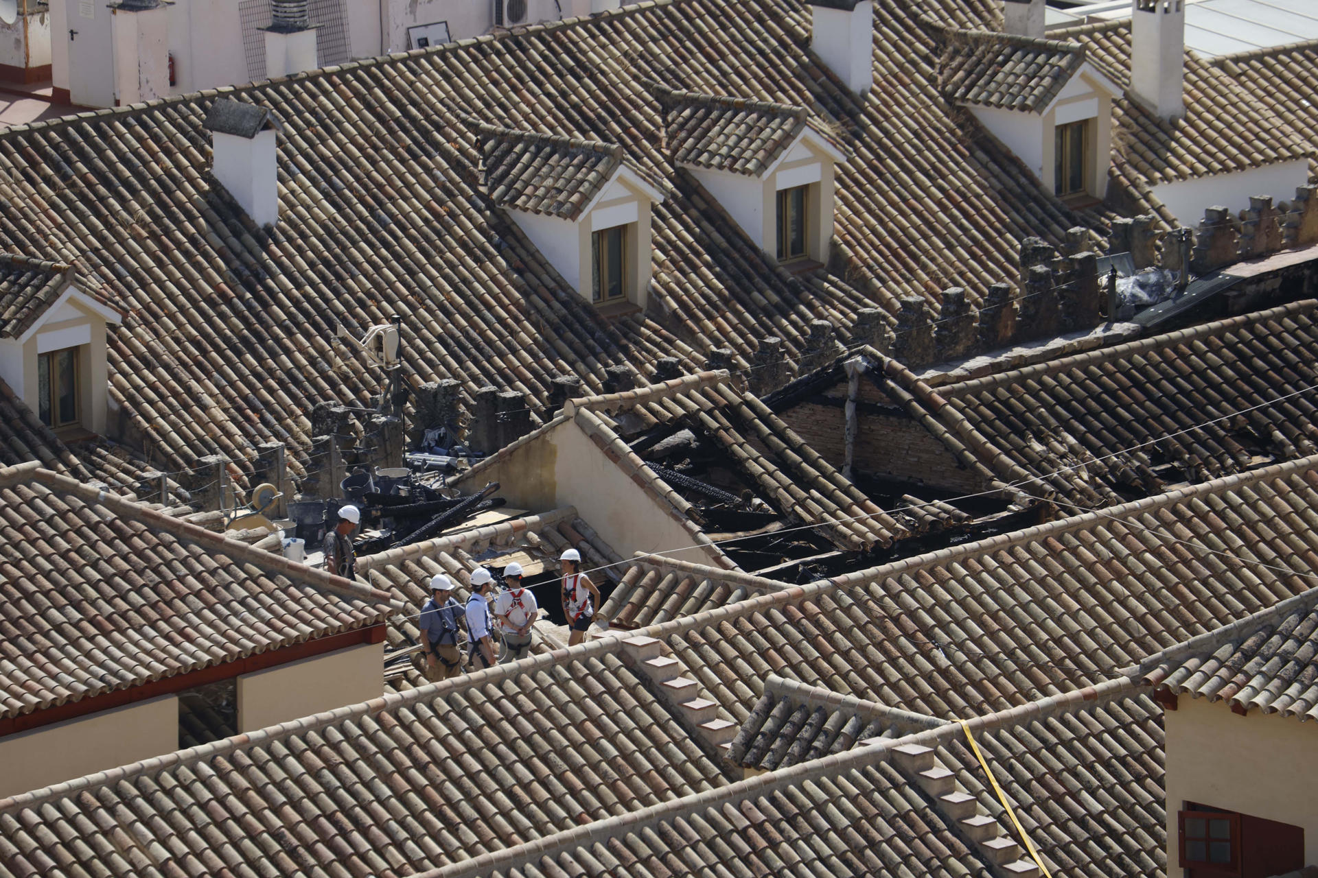 Continúan los trabajos de evaluación de daños en el tejado de la Mezquita de Córdoba. La Mezquita-Catedral de Córdoba retoma poco a poco su normalidad después del incendio en el que una capilla colapsó y se derrumbó el techo y otras dos resultaron afectadas, con la excepción de las visitas nocturnas al monumento que aún no se han restablecido. EFE/ Salas
